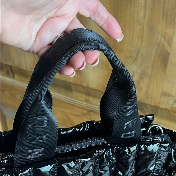 Ah-dorned | Classic Black Metallic Tote Bag w/ Crossbody Strap & Bag Charm Chain - Picture 6 of 17